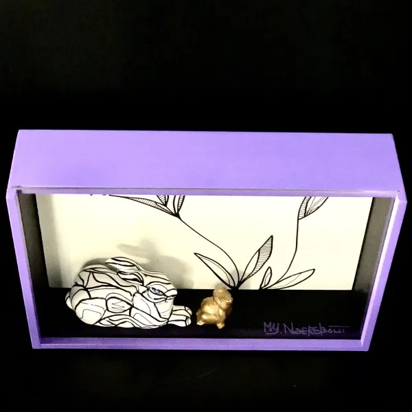 Rabbit with frog in lilac wood box - Afbeelding 3
