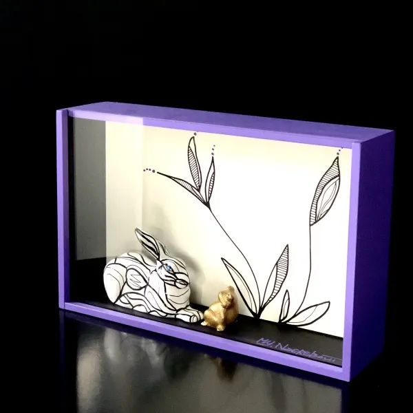 Rabbit with frog in lilac wood box - Afbeelding 2